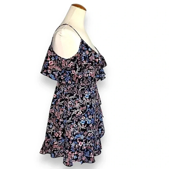 Urban Outfitters Cold Shoulder Floral Faux Wrap Romper- Size 0 - Picture 4 of 11